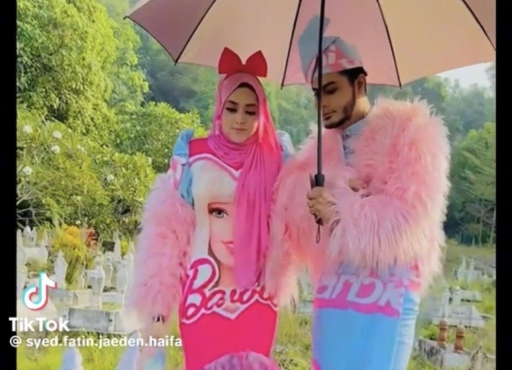 Viral Baju Lebaran Tema Barbie, Netizen: Shimmer Gak Seburuk&nbsp;Ini