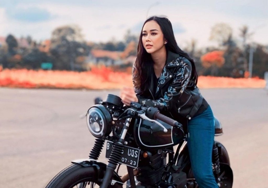 Gaya Sangar Aura Kasih Naik Moge, Netizen: Sini Biar Abang yang Bonceng&nbsp;Neng