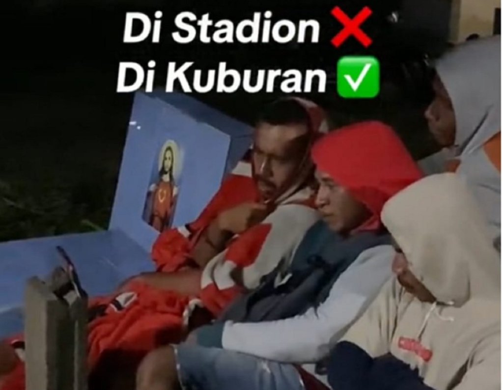 Viral Potret Penonton Rela Nobar di Kuburan Demi Dukung Timnas&nbsp;U-23