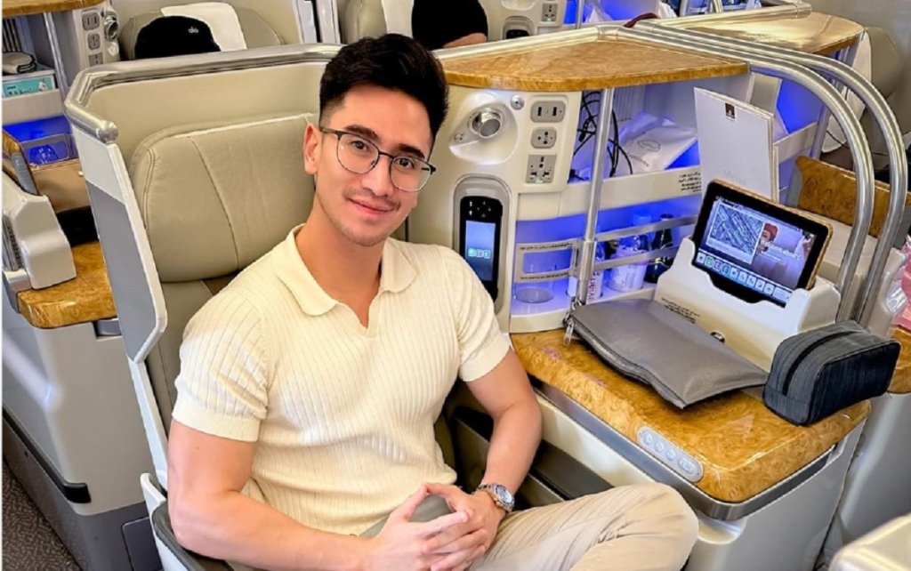 5 Potret Ganteng Verrell Bramasta Tampil Berkumis&nbsp;Tipis