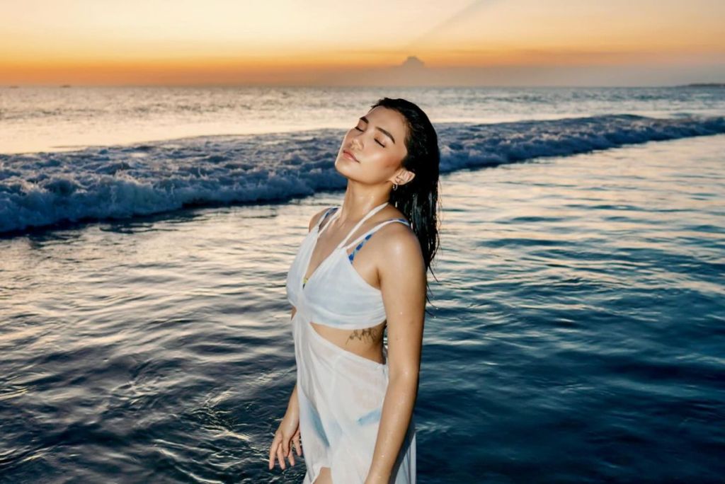 Potret Model Cantik Audya Ananta Berpose di Pantai, Tampil Seksi Pakai Dress&nbsp;Transparan