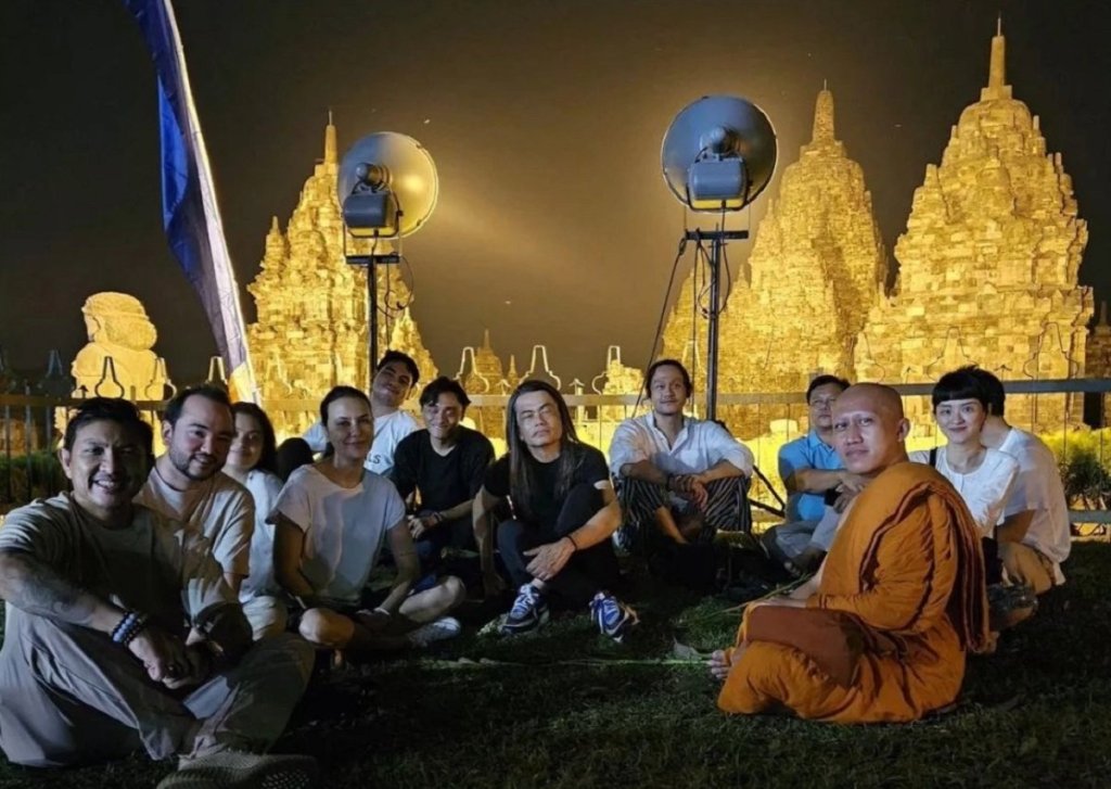 Dwi Sasono Rayakan Waisak di Candi Sewu Bareng Sophia Latjuba dan Eva&nbsp;Celia