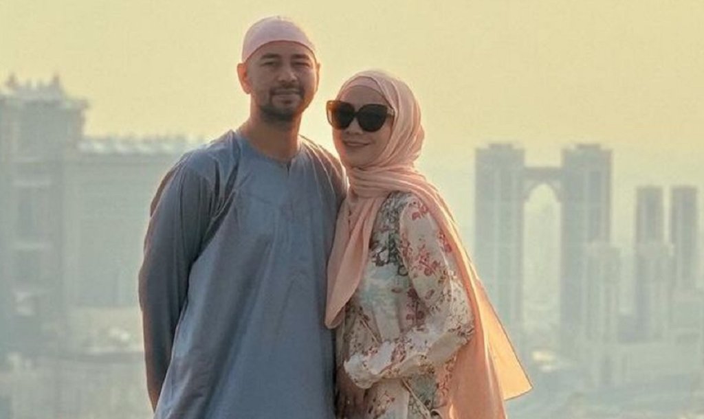 5 Potret Raffi Ahmad dan Nagita Slavina Beribadah&nbsp;Haji