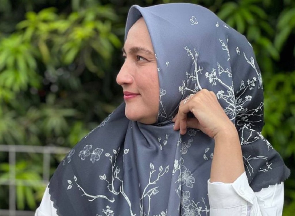 4 Potret Cantik Sarah Amalia Mantan Istri Ariel NOAH yang Kini Mantap&nbsp;Berhijab