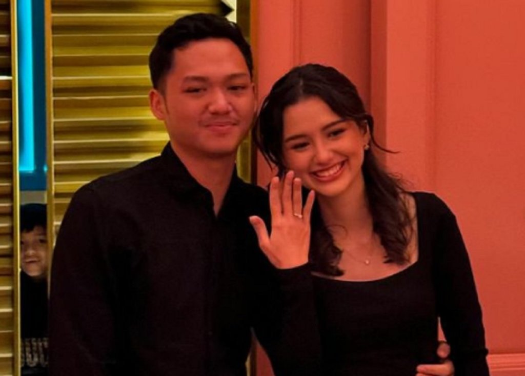 3 Potret Sarah Menzel Pamer Cincin Tunangan Mewah dari Azriel&nbsp;Hermansyah