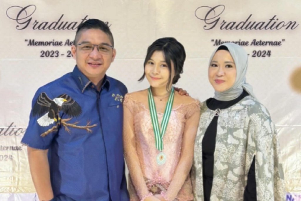 4 Potret Pasha Ungu dan Okie Agustina yang Hadiri Wisuda&nbsp;Anaknya