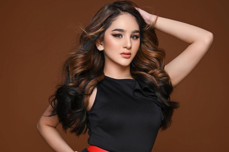 Gaya Manja Hana Hanifah Duduk Manis di Sofa, Pamer Body Goals Bak Gitar&nbsp;Spanyol