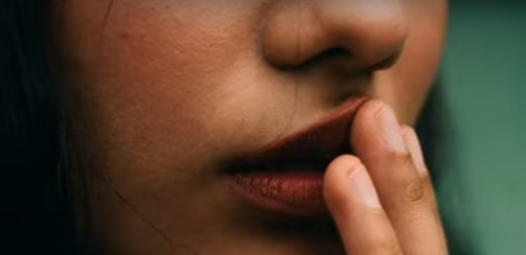 10 Warna Lipstik untuk Bibir Hitam, Tebal dan&nbsp;Gelap