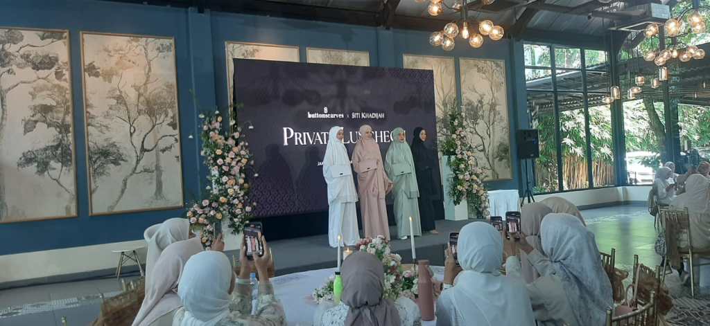 Gebrakan Baru Siti Khadijah dan Buttonscarves, Kenalkan Mukena Eksklusif Sambut Idul&nbsp;Adha