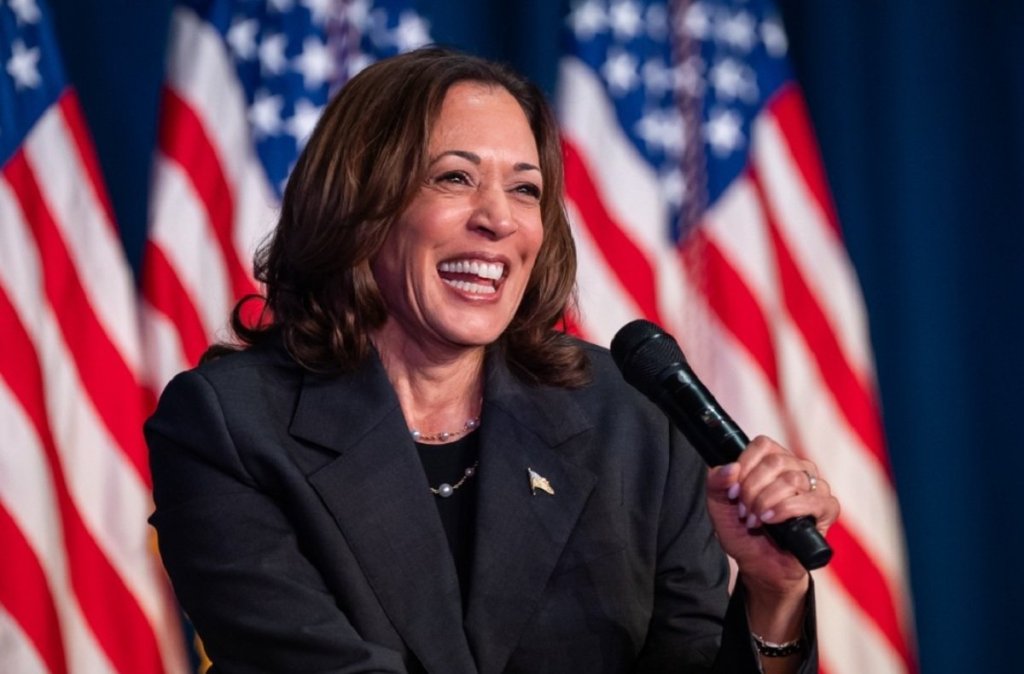 Gaya Outfit Elegan Kamala Harris di Debut Perdana Sejak Jadi Kandidat Capres&nbsp;AS