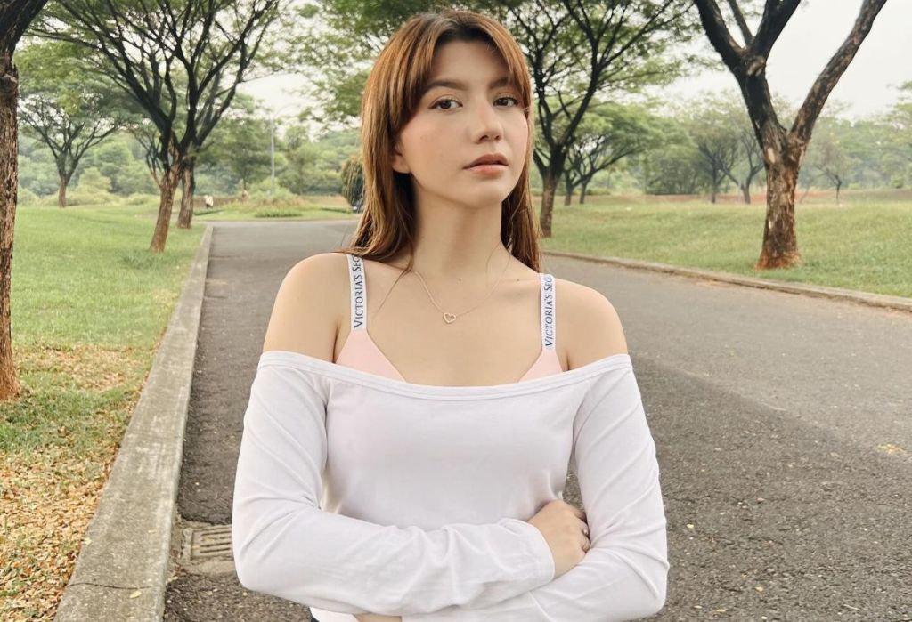 Potret Cassandra Lee Pakai Baju Sabrina, Tampil Menggoda Pamerkan Bra&nbsp;Pink