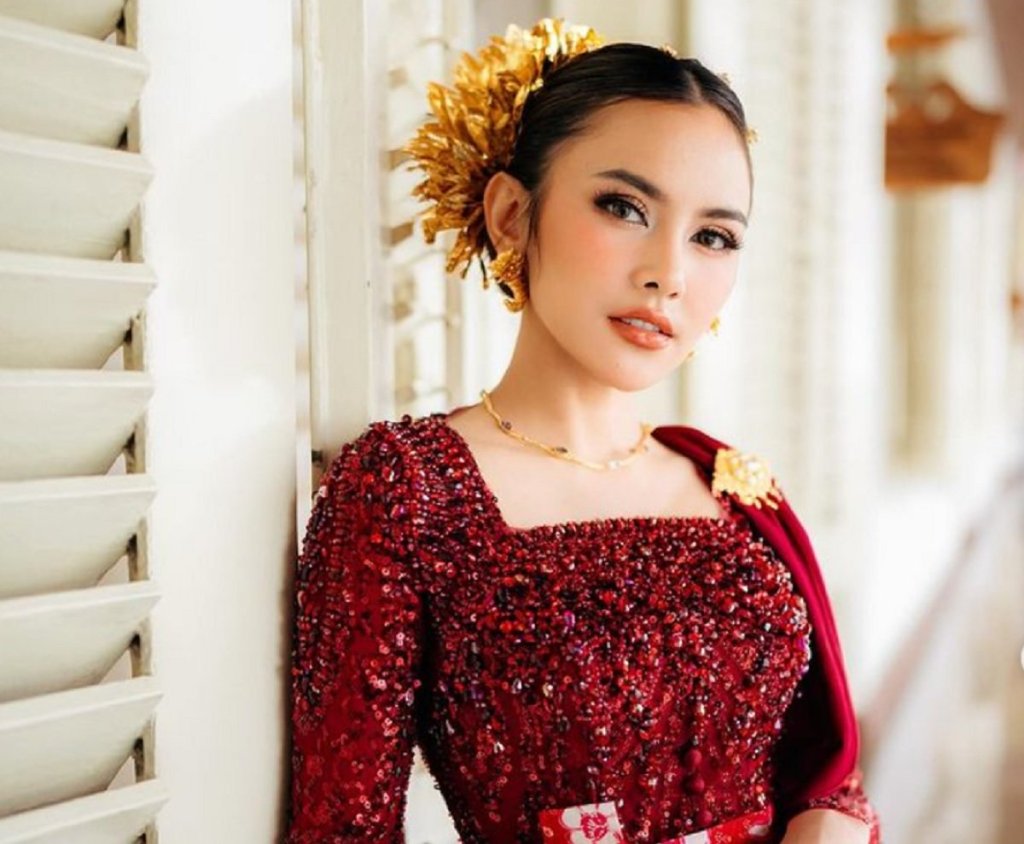 4 Potret Cantik Mahalini Nyanyi di Istana Merdeka, Menyala dengan Kebaya&nbsp;Merah!