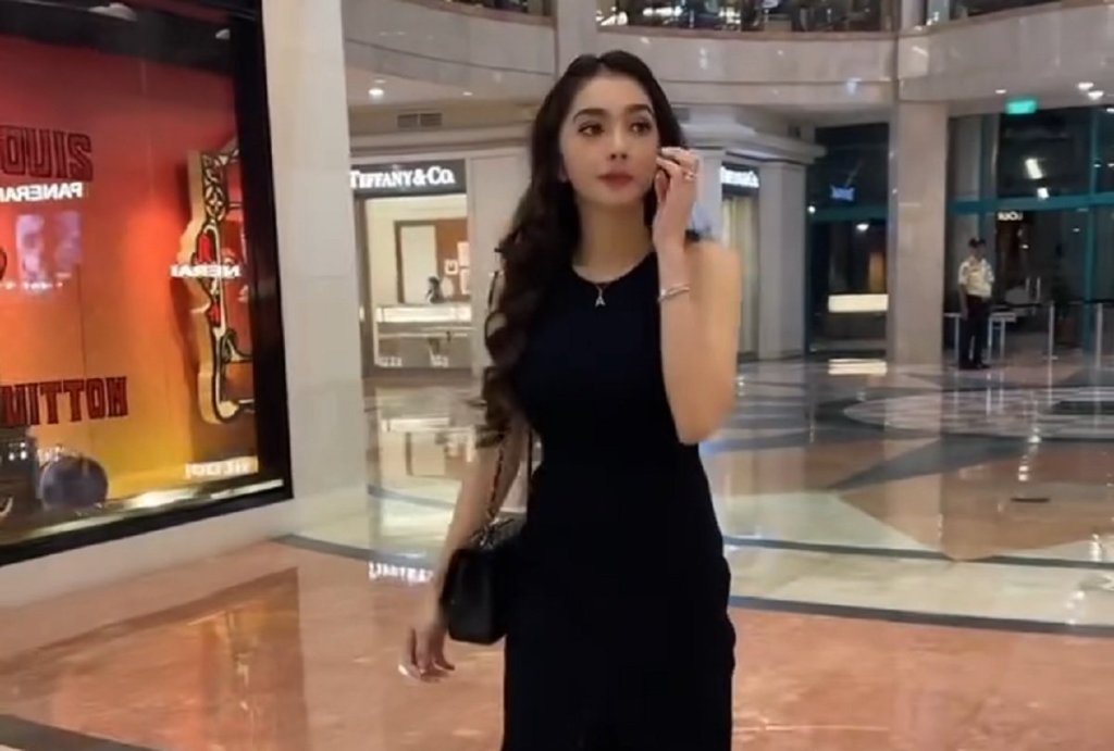 Potret Angel Karamoy Foto Bareng Pengusaha Tajir Dubai, Tampil Anggun Pakai Dress&nbsp;Hitam