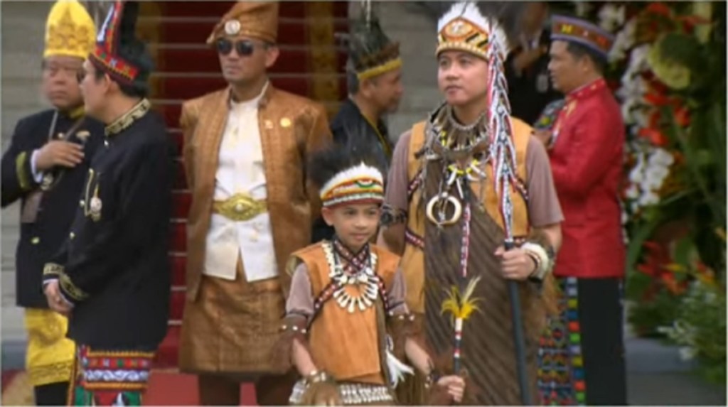 Gibran Rakabuming dan Jan Ethes Kompak Pakai Baju Adat Papua di Upacara HUT RI&nbsp;Ke-79