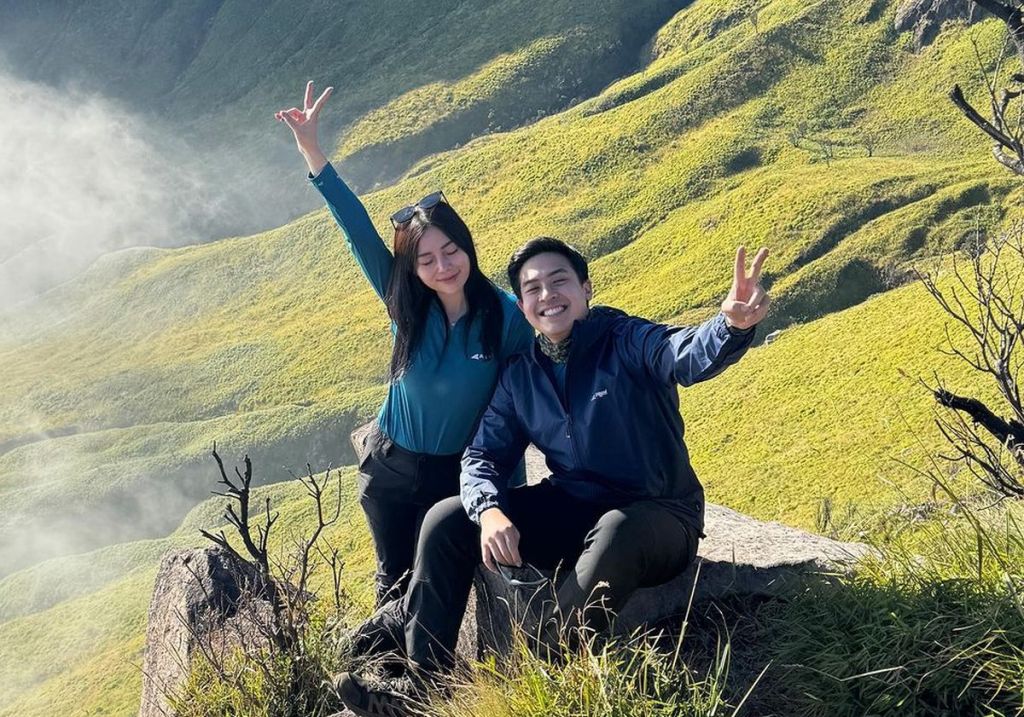 5 Potret Jerome Polin Perdana Naik Gunung, Ditemani Wendy&nbsp;Walters