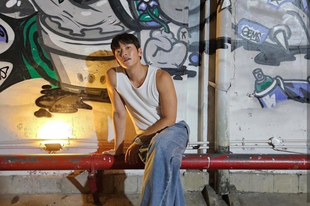 5 Potret Ji Chang Wook Jadi Warlok di Blok M, Jalan-Jalan Cuma Pakai&nbsp;Kutang