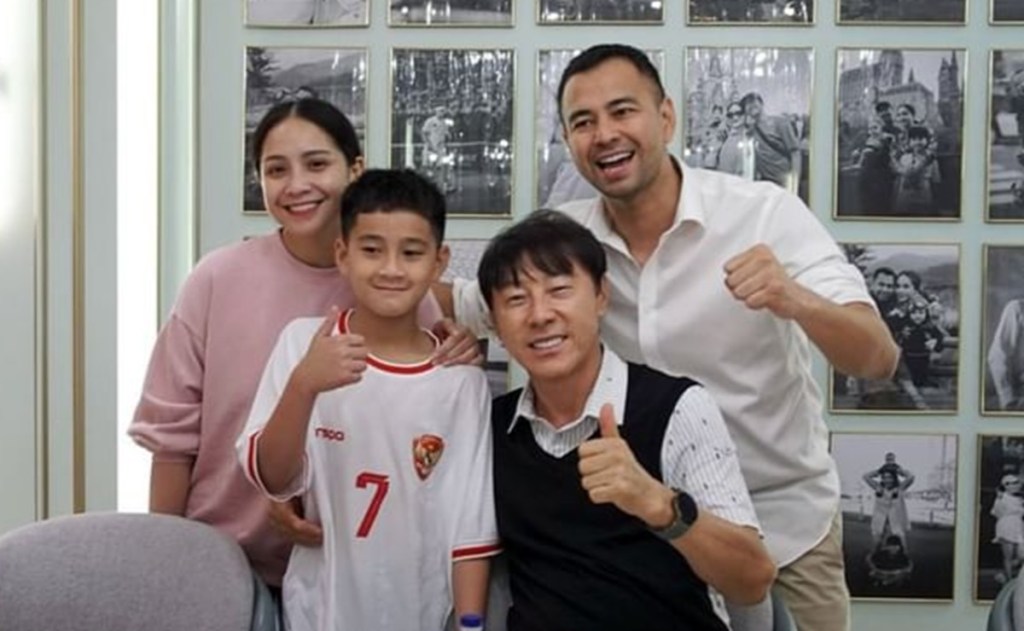 2 Potret Gaya Rafathar Pakai Jersey Timnas Indonesia demi Sambut Shin Tae-yong di&nbsp;Andara
