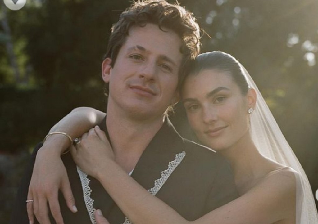 3 Potret Pesona Brooke Sansone Bergaun Putih, Si Istri Cantik Charlie&nbsp;Puth