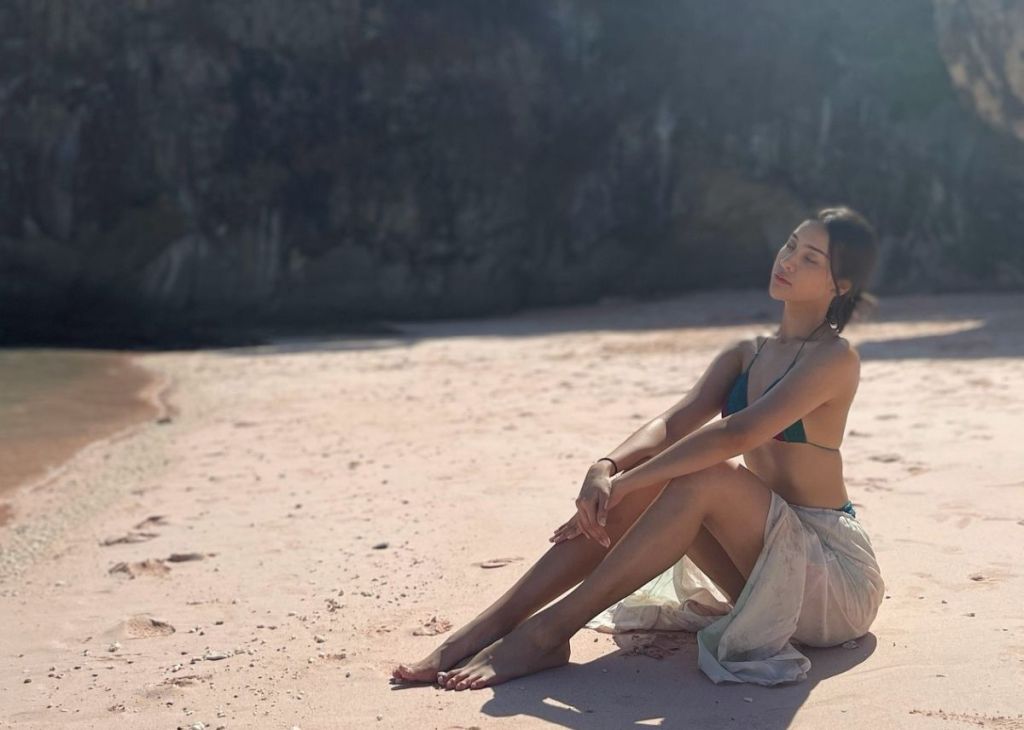 4 Potret Anya Geraldine Pakai Outfit Rajut, Pose Bengong Masih Aja&nbsp;Cantik