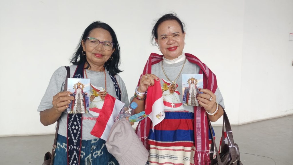 Hadiri Misa Akbar Bersama Paus Fransiskus di SUGBK, Umat Katolik Asal Sumba Ini Kenakan Kain&nbsp;Adat